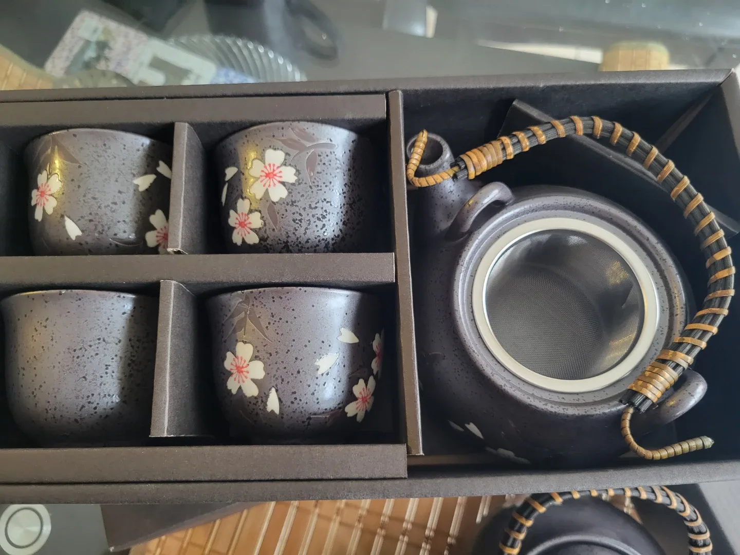 Tea Set with Teapot and Cups, Floral Design image indicator(2)