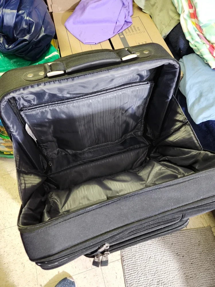 Samsonite Black Rolling Suitcase image indicator(3)