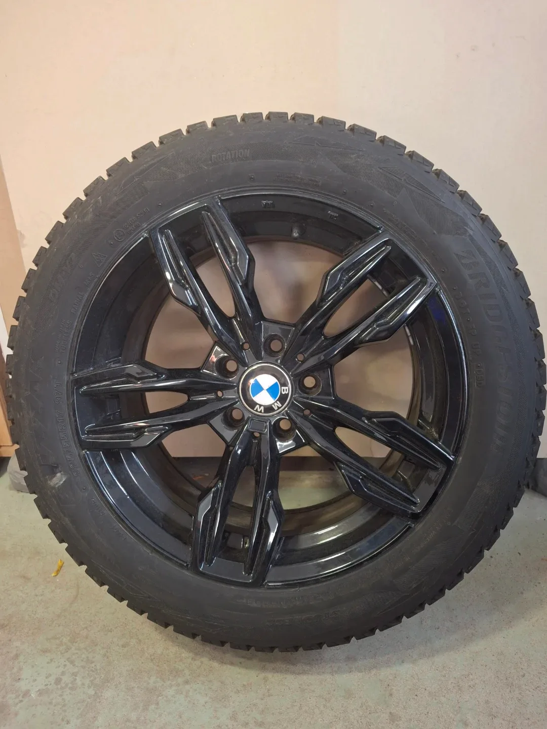 BMW 225/55R17 97T Winter Tire on Rim image indicator(2)
