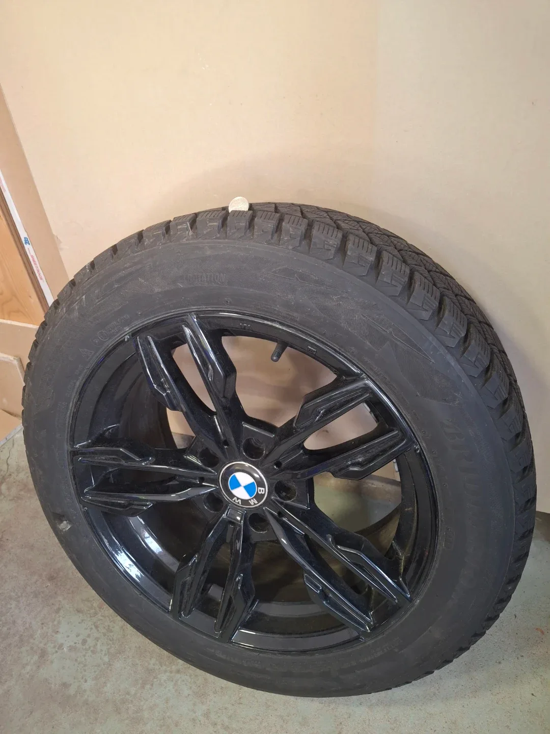 BMW 225/55R17 97T Winter Tire on Rim image indicator(3)