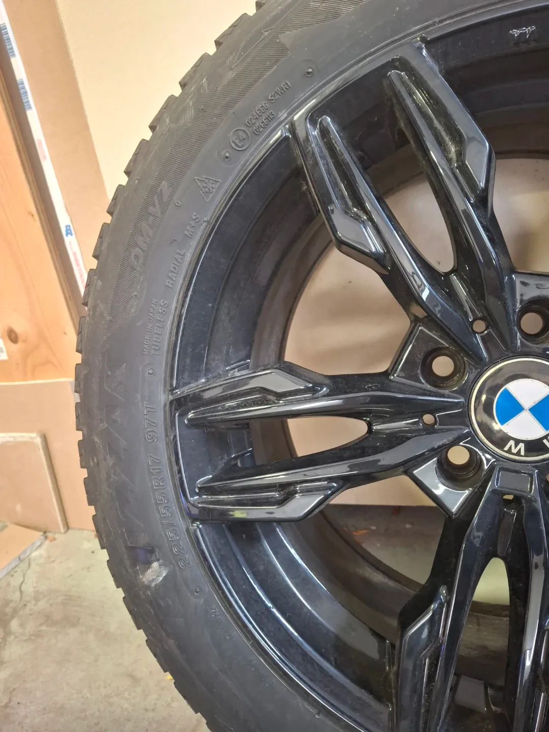 BMW 225/55R17 97T Winter Tire on Rim image indicator(5)