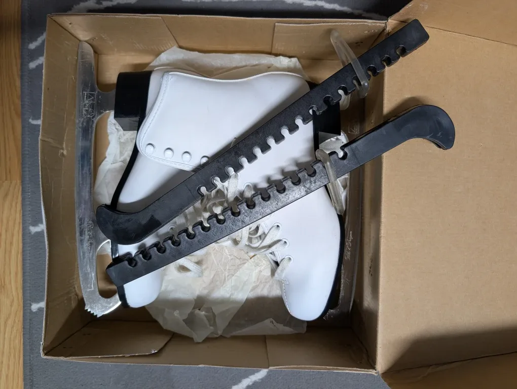 VIC by Rawlings Figure Skates image indicator(2)