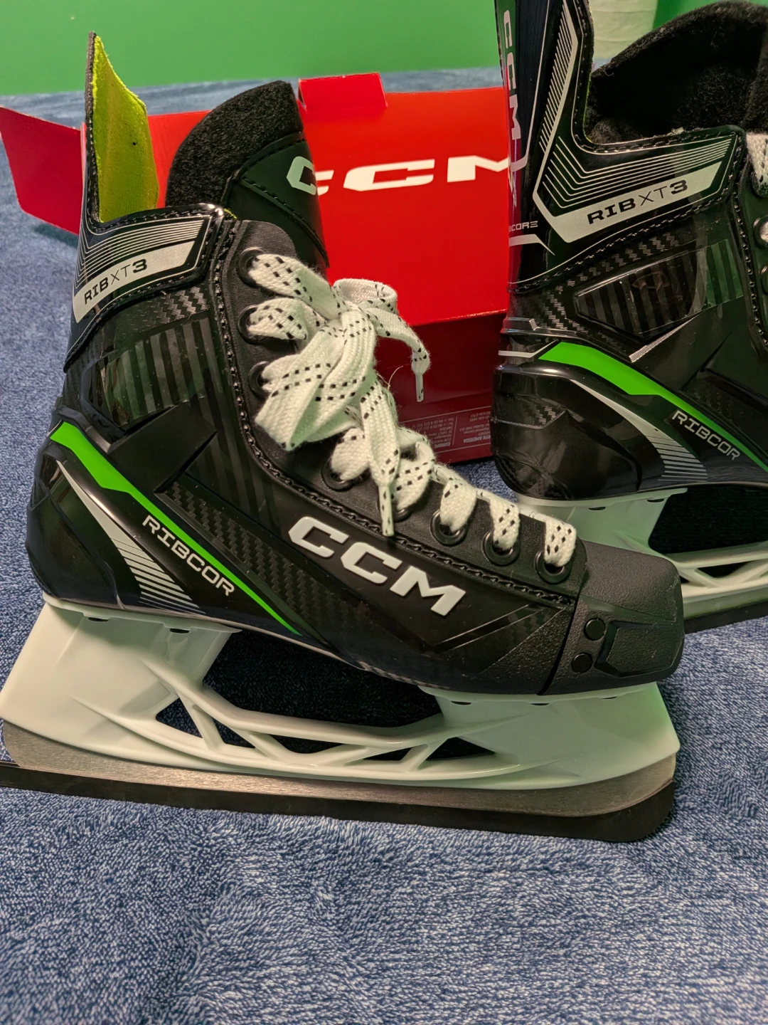 CCM Ribcor XT3 Ice youth Hockey Skates - Size 4