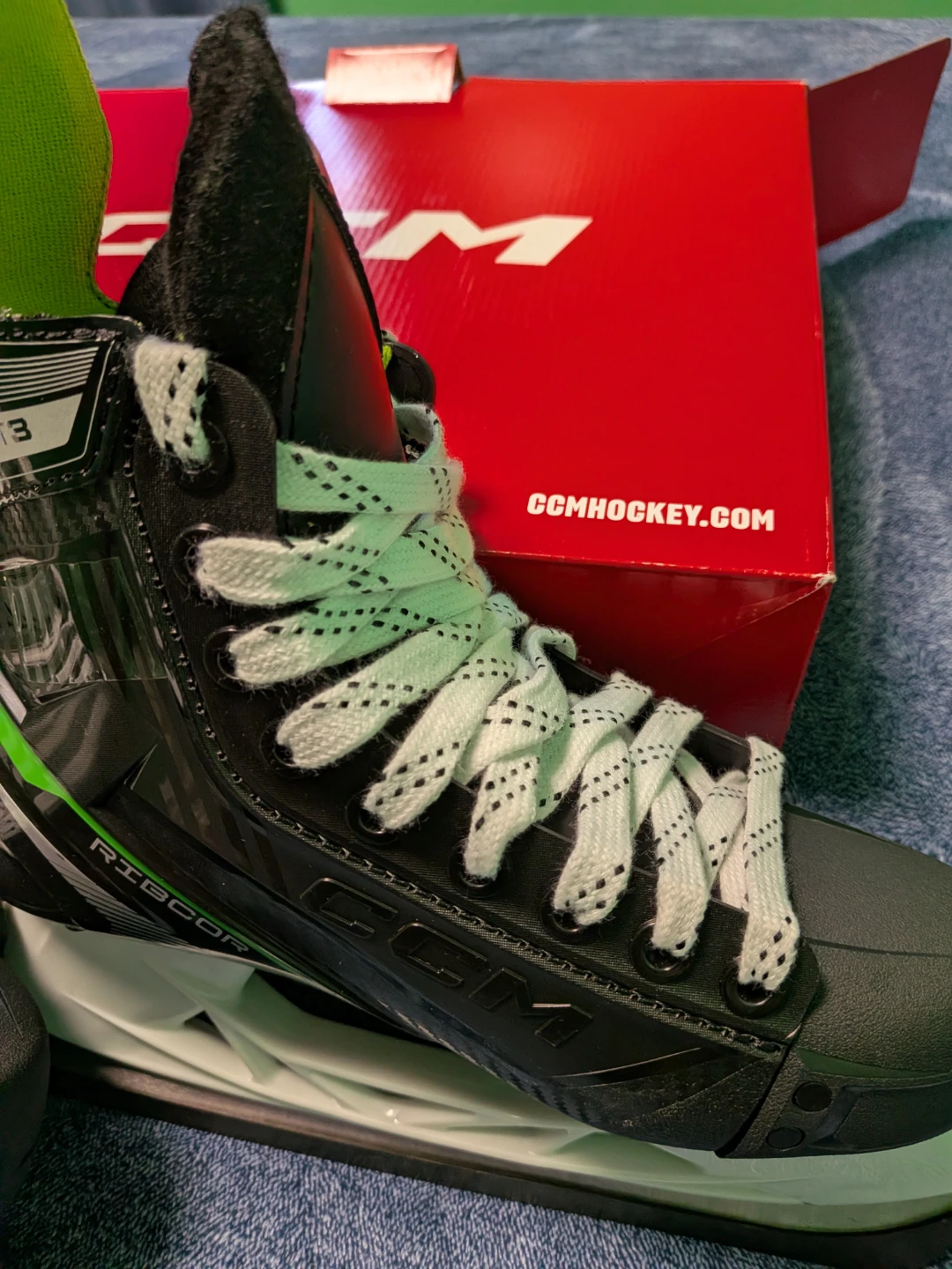 CCM Ribcor XT3 Ice youth Hockey Skates - Size 4 - photo 2