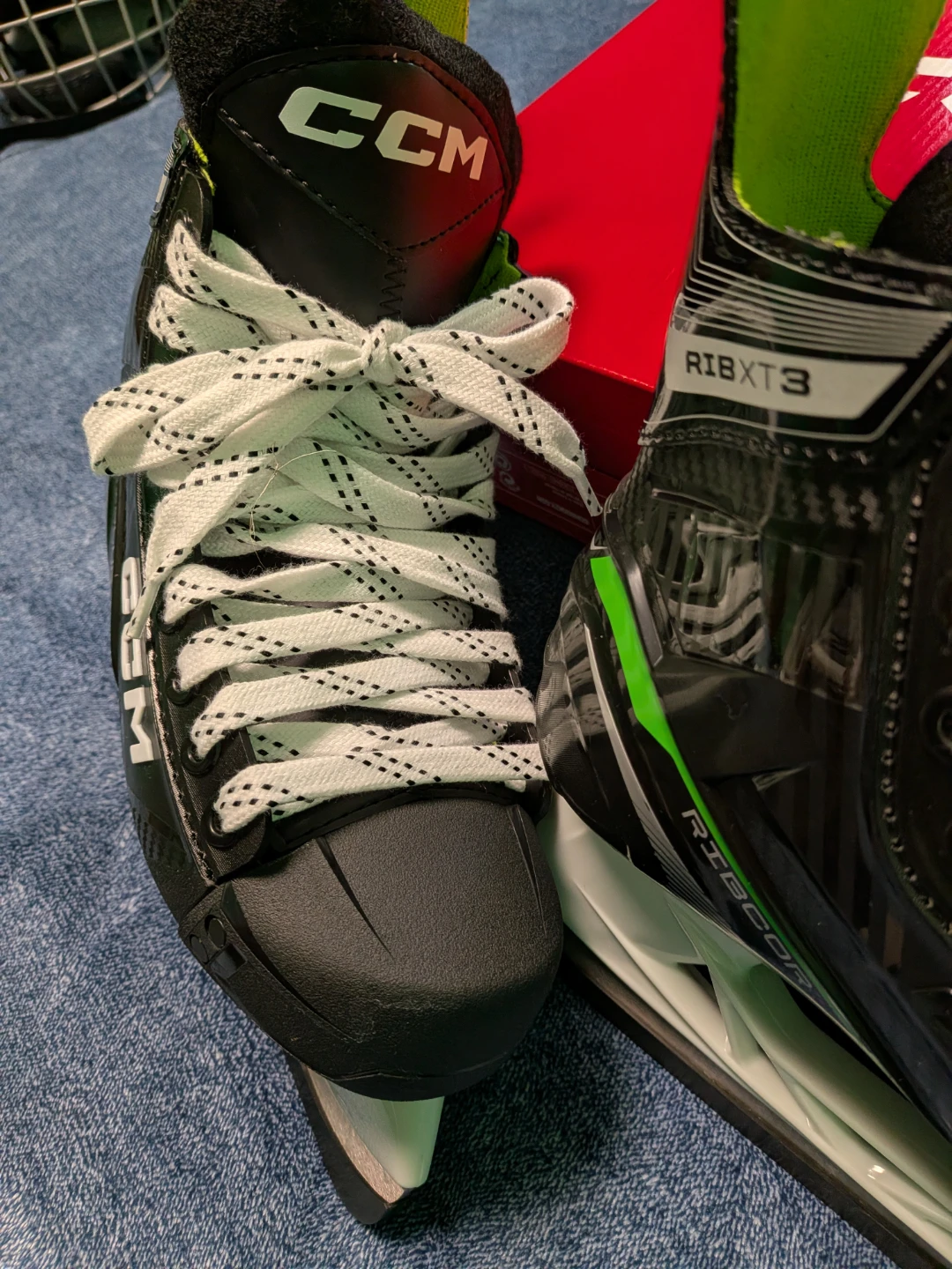 CCM Ribcor XT3 Ice youth Hockey Skates - Size 4 - photo 3