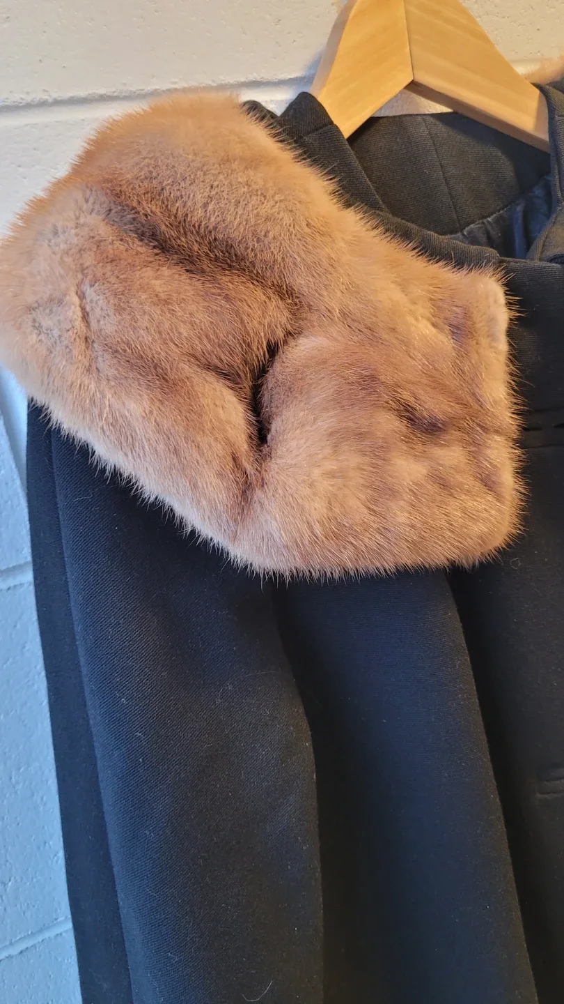 Mint condition vintage fur collar wool coat image indicator(2)