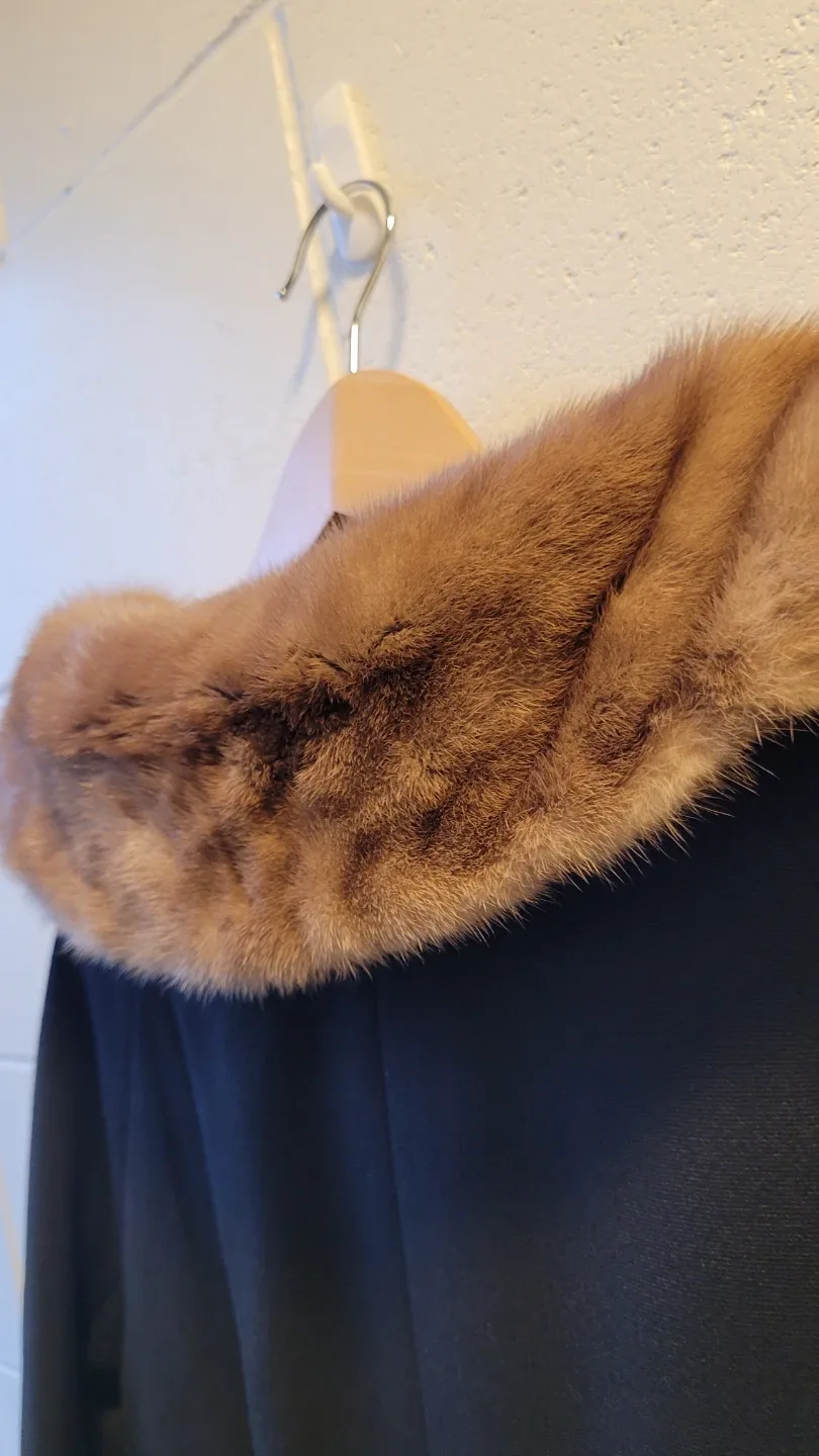 Mint condition vintage fur collar wool coat image indicator(10)