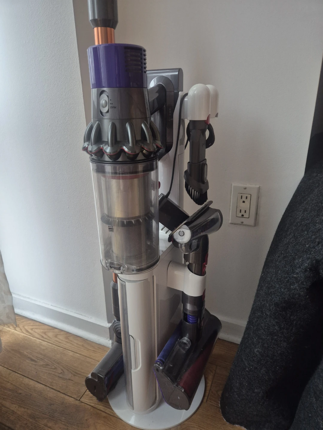 Dyson Cordless Stick Vacuum - photo 2