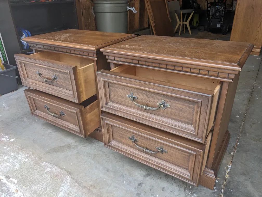 Kroehler Pair of Nightstands in Solid Wood image indicator(8)