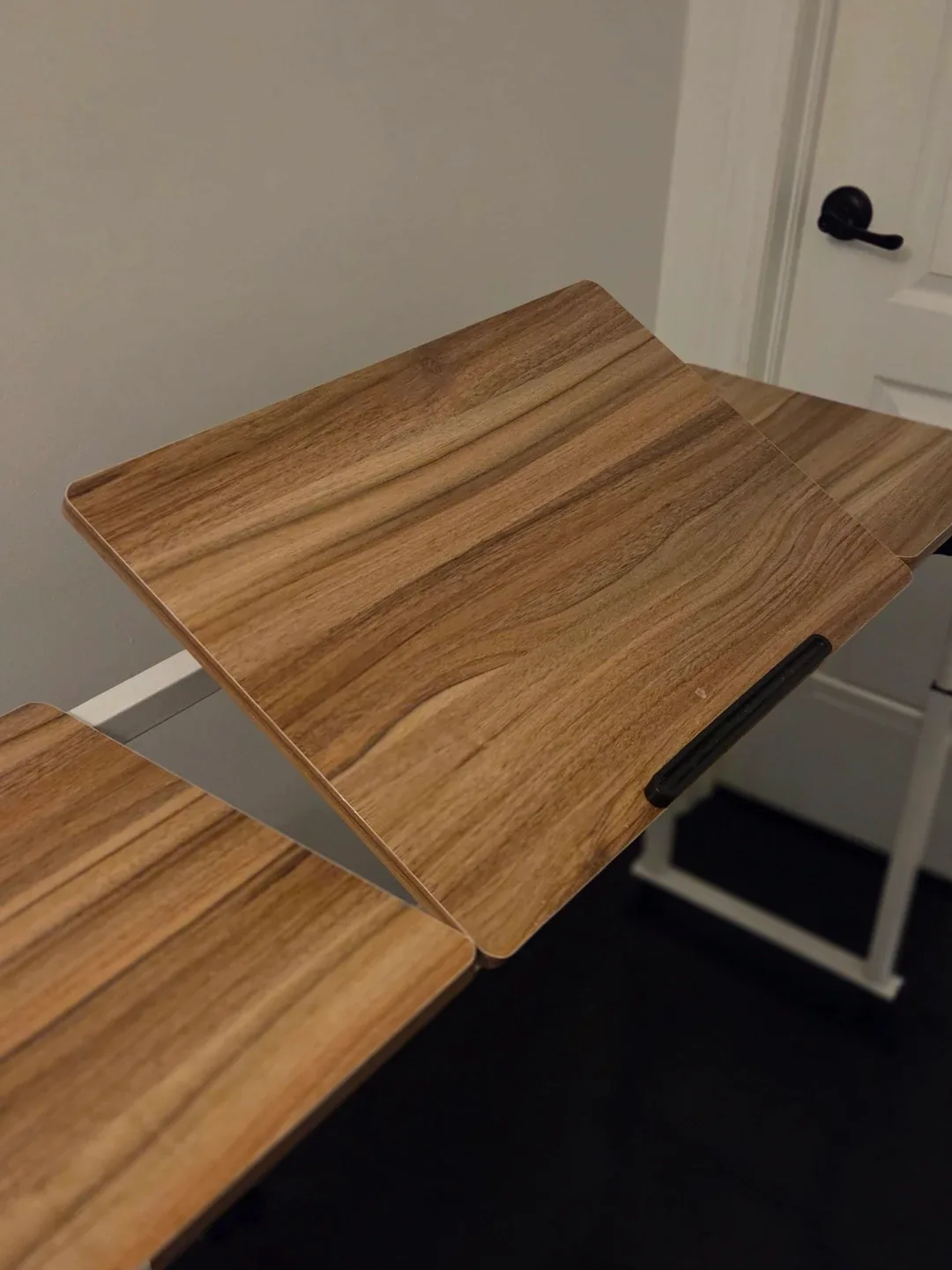 Adjustable mobile over bed table image indicator(3)