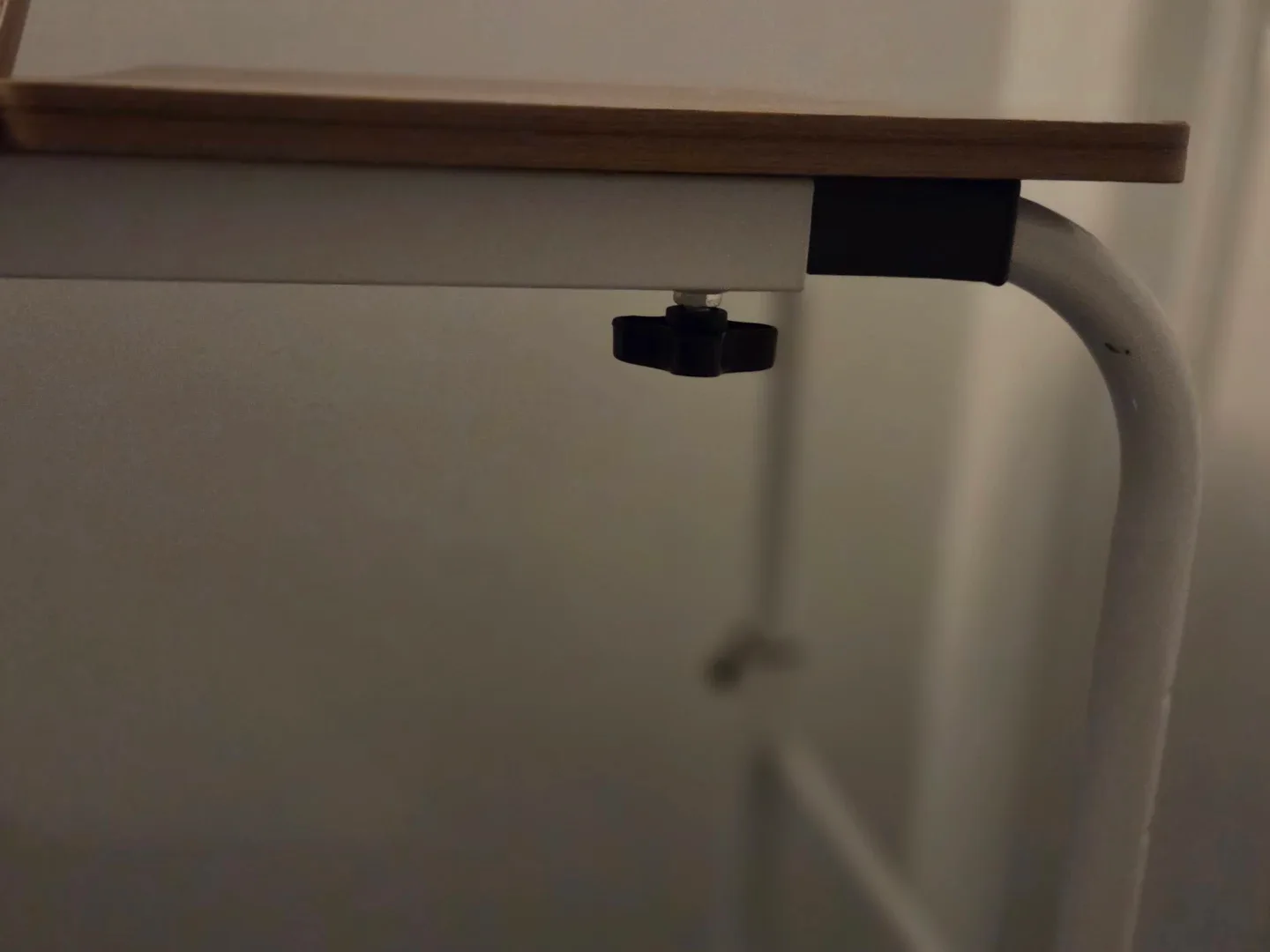 Adjustable mobile over bed table image indicator(5)