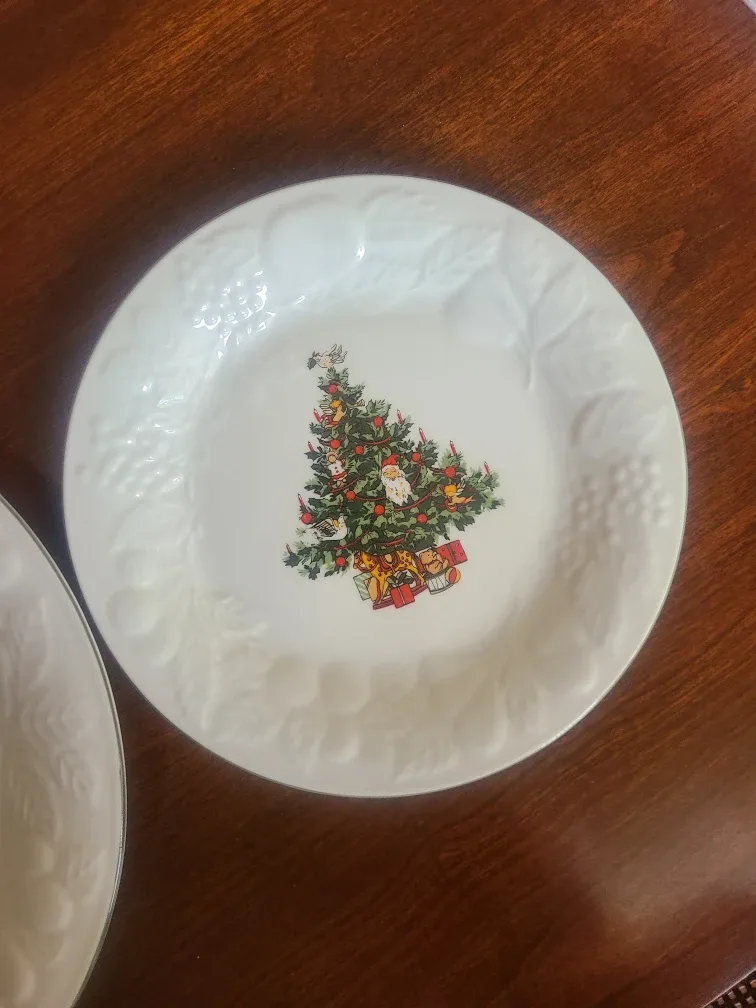 Vintage Christmas Tablecloth and Plate Set image indicator(4)