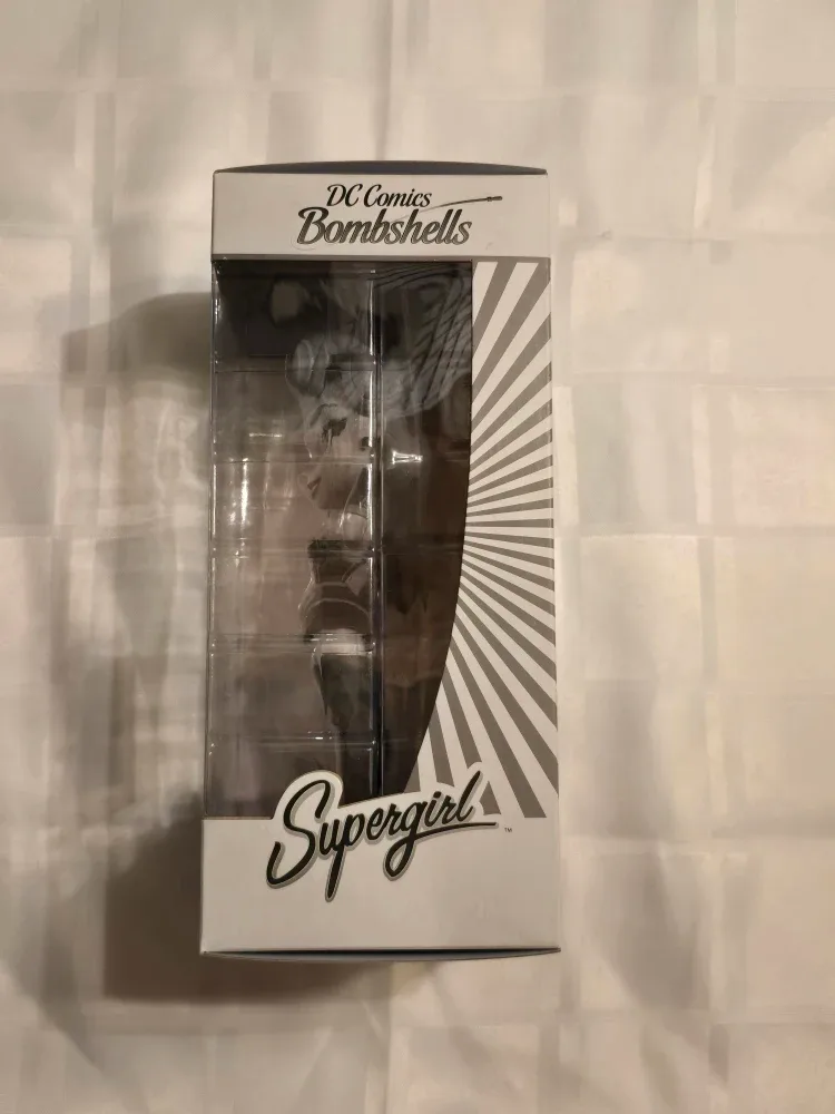 DC Comics Bombshells Supergirl Vinyl Figure image indicator(3)