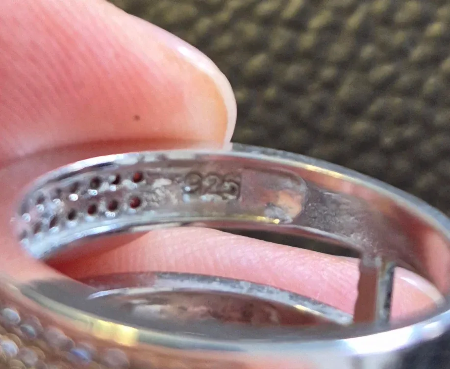 Sterling silver ring with zirconia image indicator(4)