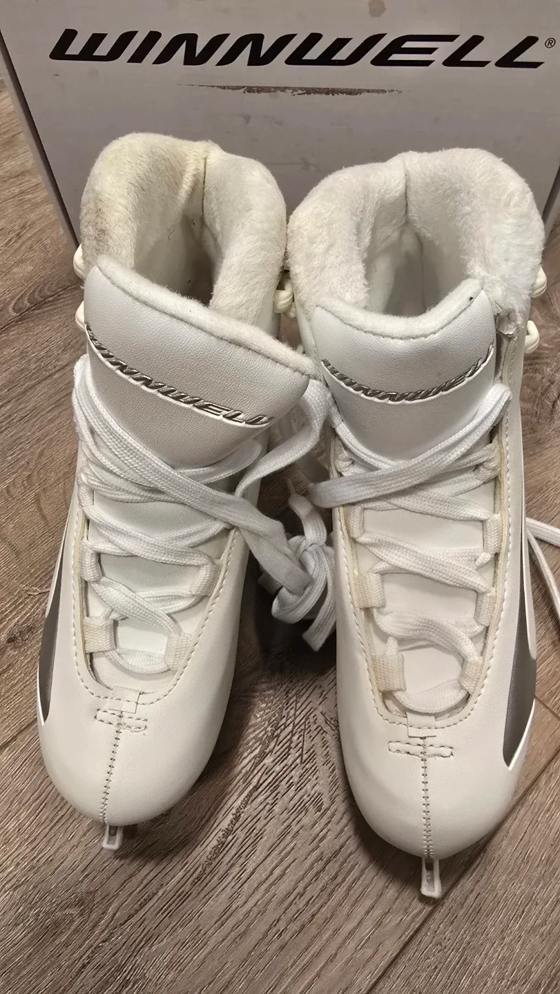 Winnwell Figure Skates - Size 3 (22.6 cm)- White image indicator(4)