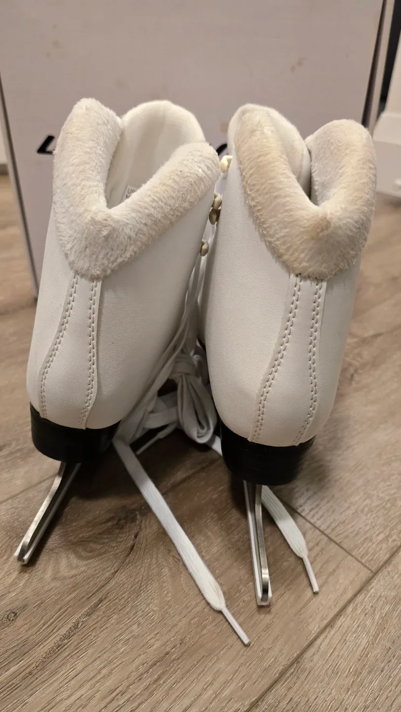 Winnwell Figure Skates - Size 3 (22.6 cm)- White image indicator(5)