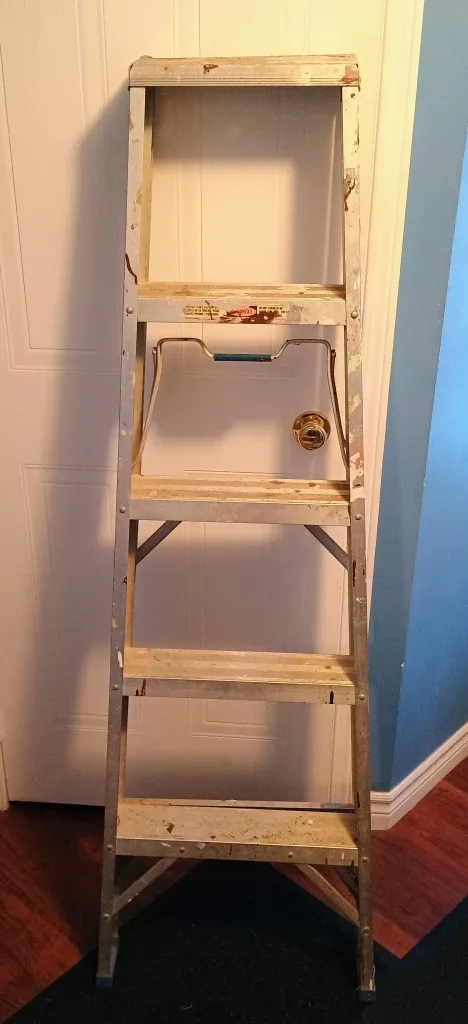 Reynolds Extrusion Portable 5' Step Ladder image indicator(2)