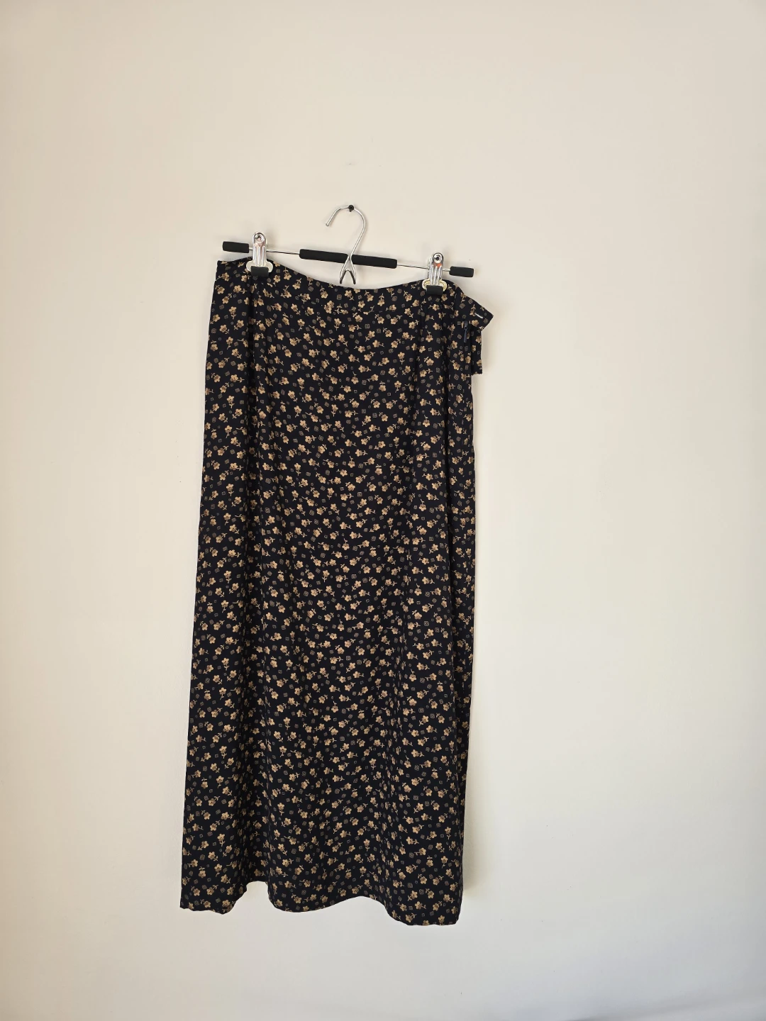 Floral Print Skirt - Black and Tan, size m, excellent condition. - photo 2