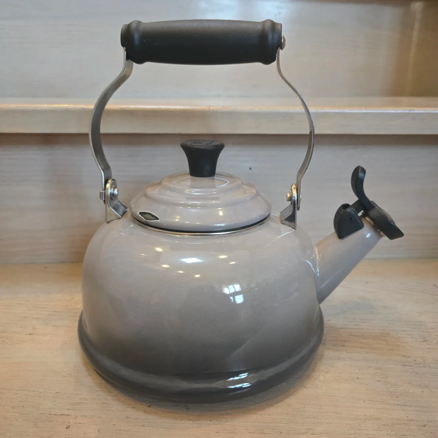 Le Creuset Whistling Tea Kettle Grey image indicator(2)