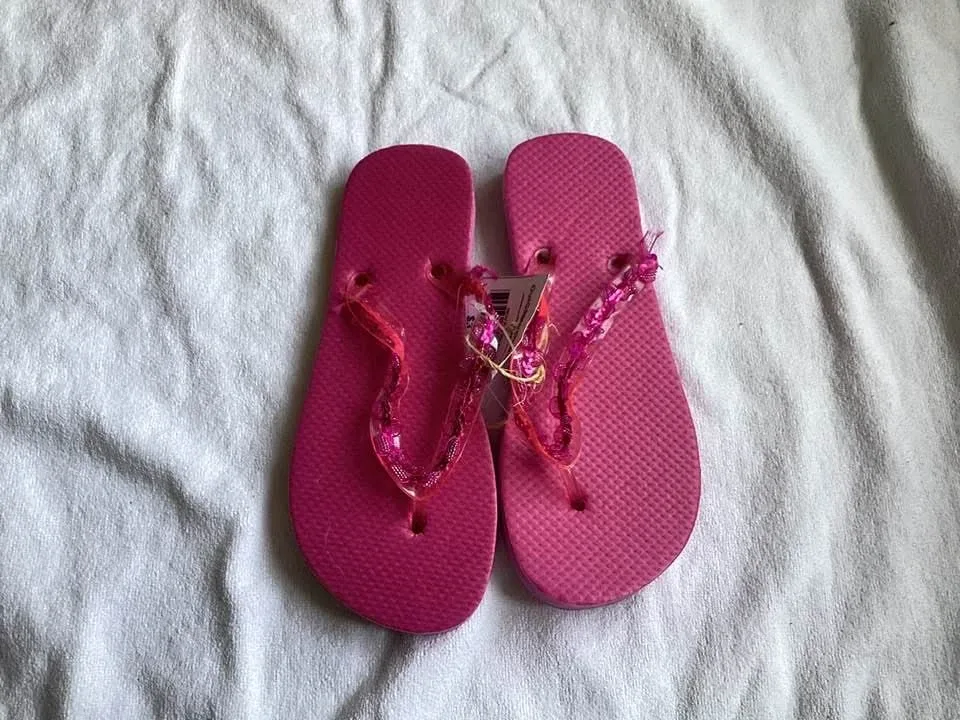 BNWOT Girls sz 6 flip flops
