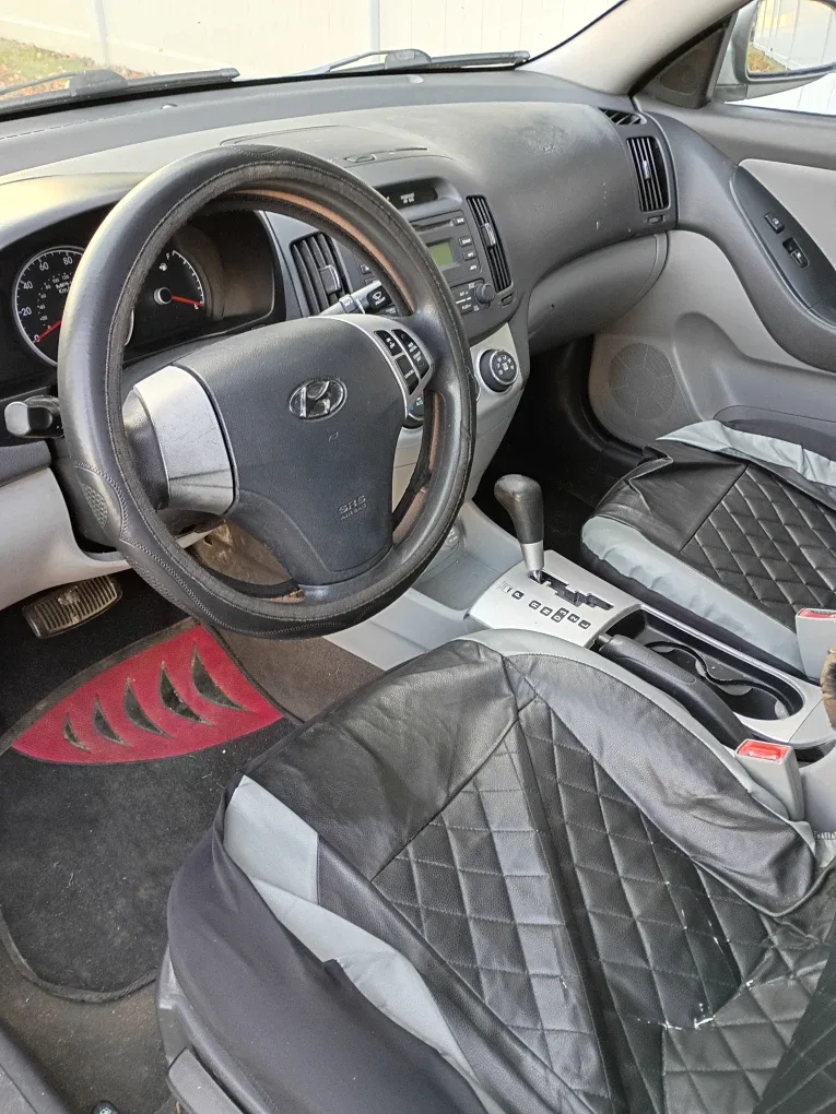 Hyundai Elantra - Gray Sedan image indicator(5)