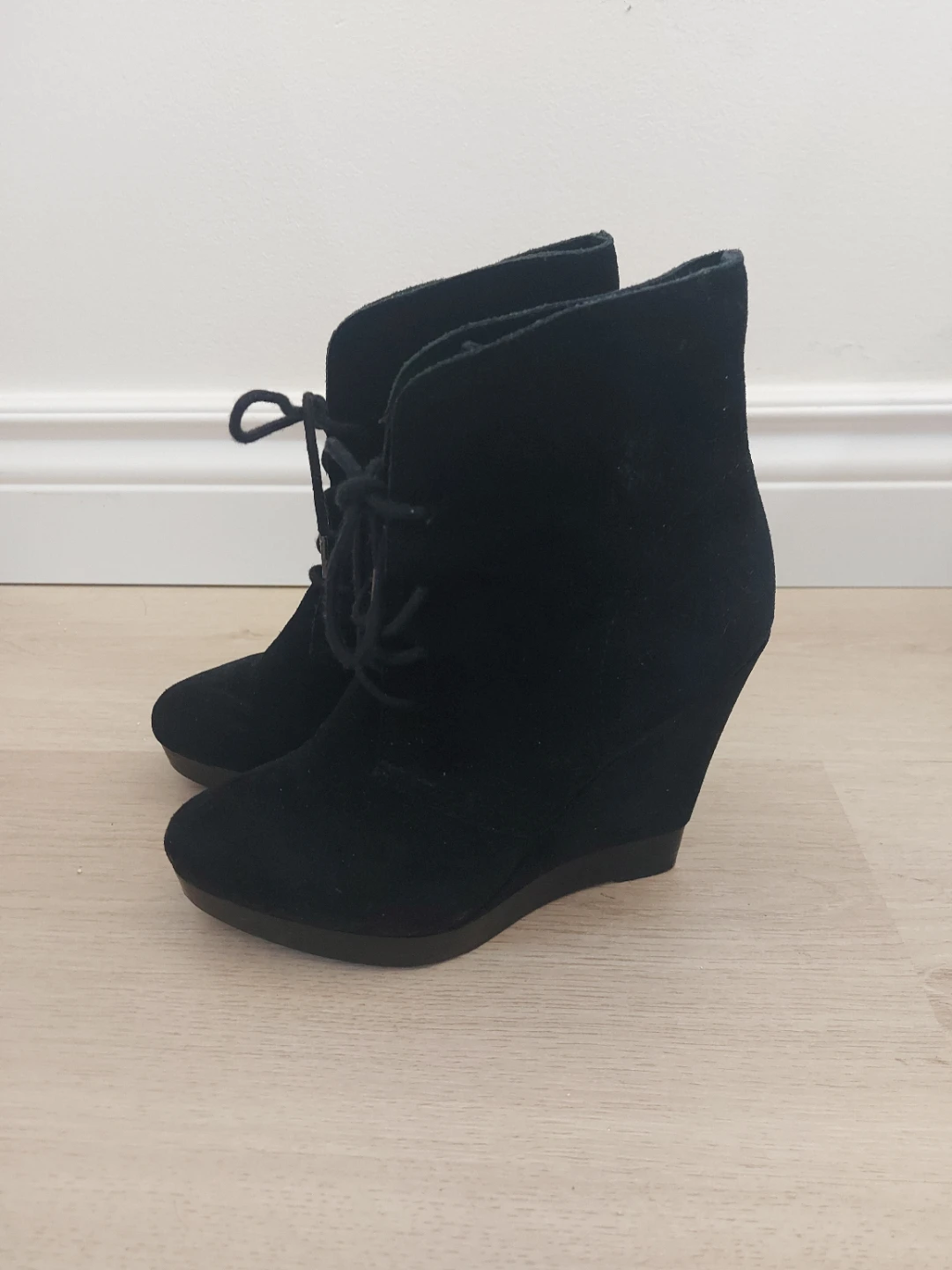 Micheal KORS Black Suede Wedge Booties