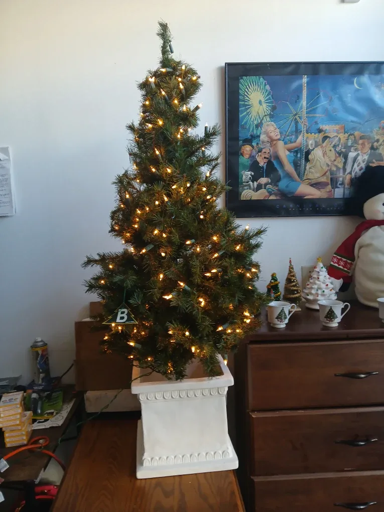 4 feet chrismas tree like new
