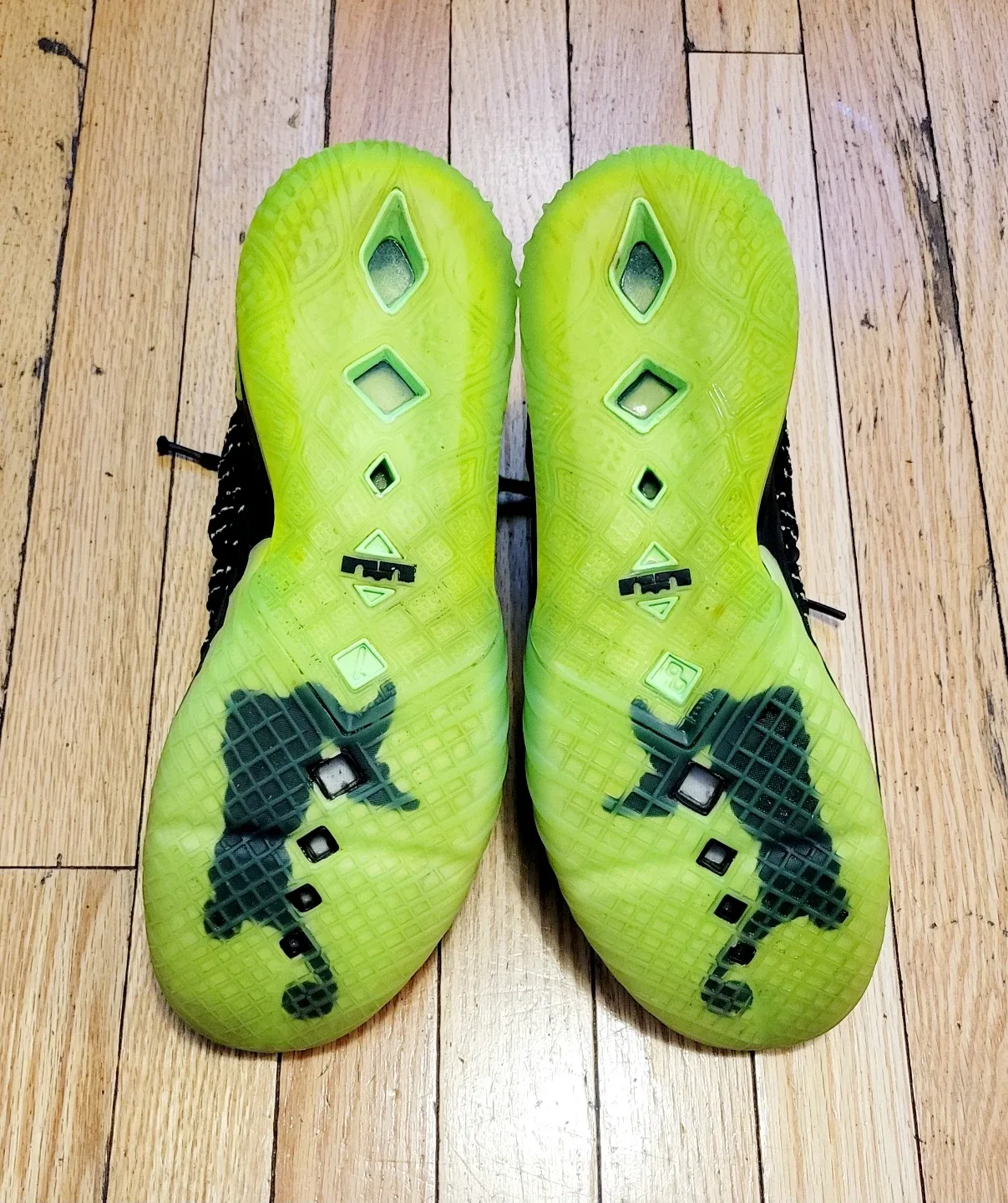 Nike LeBron 17 Black/Lime US 10.5 image indicator(6)