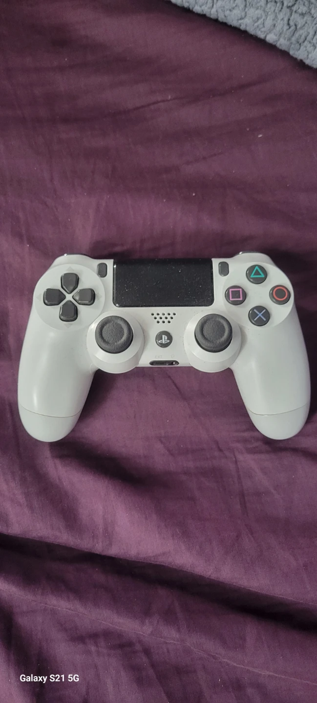 PlayStation 4 DualShock 4 Wireless Controller - White