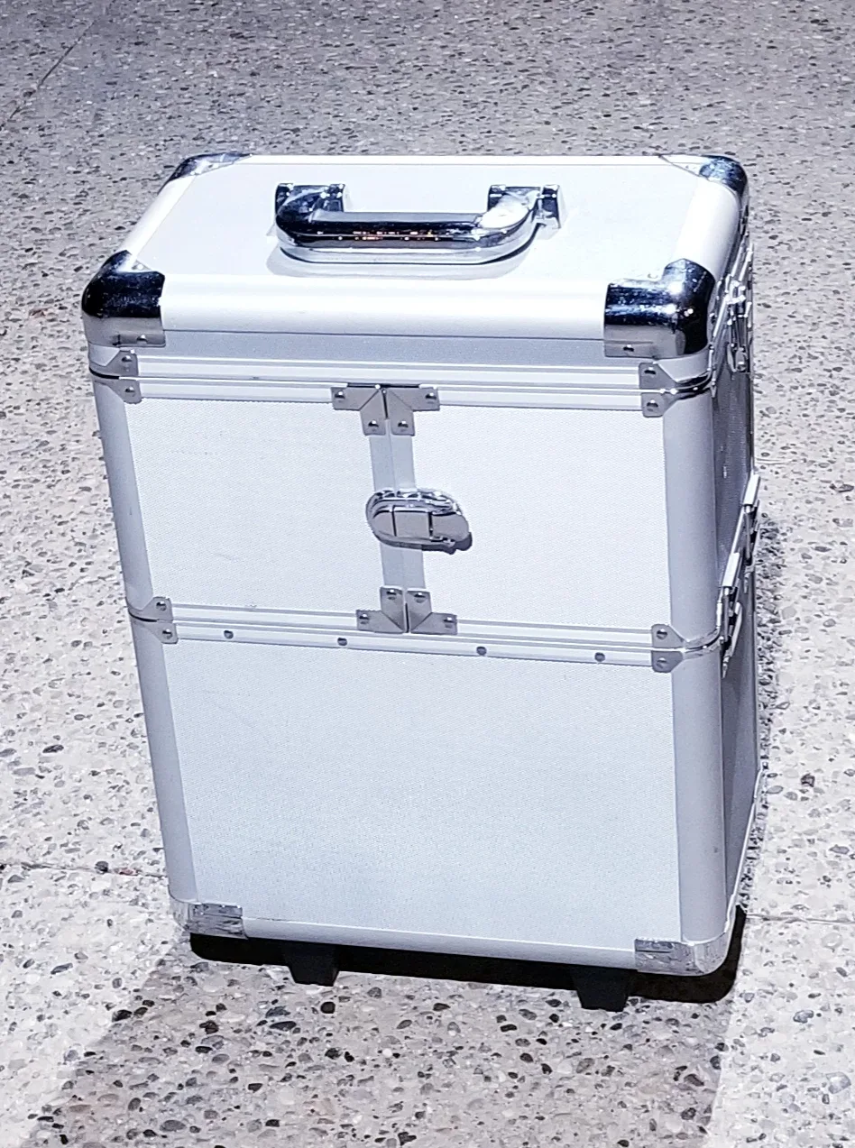 SILVER ROLLING MAKEUP/COSMETIC CASE w/ROLLOUT TRAYS WITH HANDLE