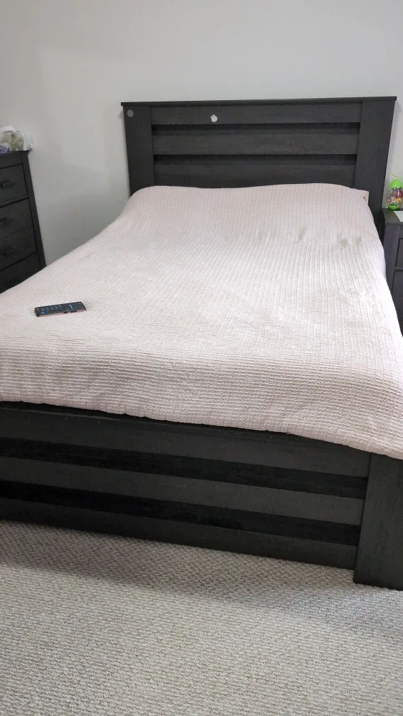 Queen Bedroom Set - Bed, Dresser, Nightstand - Dark Wood image indicator(2)