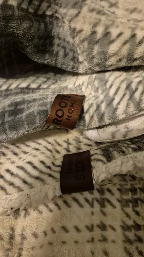 Roots Fleece Blanket image indicator(2)