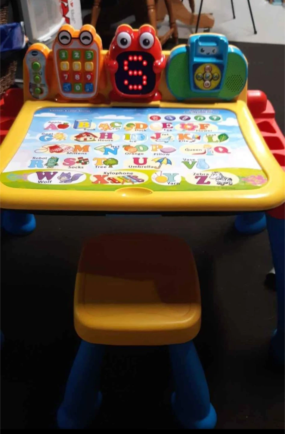 VTech 2-in-1 Learn & Discover Desk