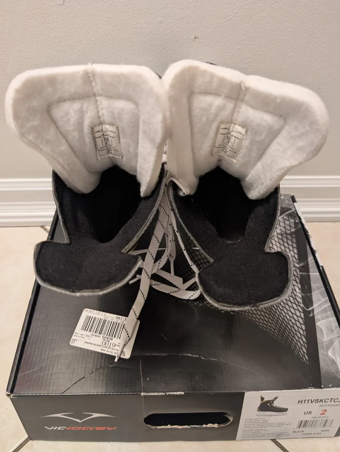 Vic Hockey H11VSKCTCJR Boys Ice Skates - US Size 2 image indicator(8)