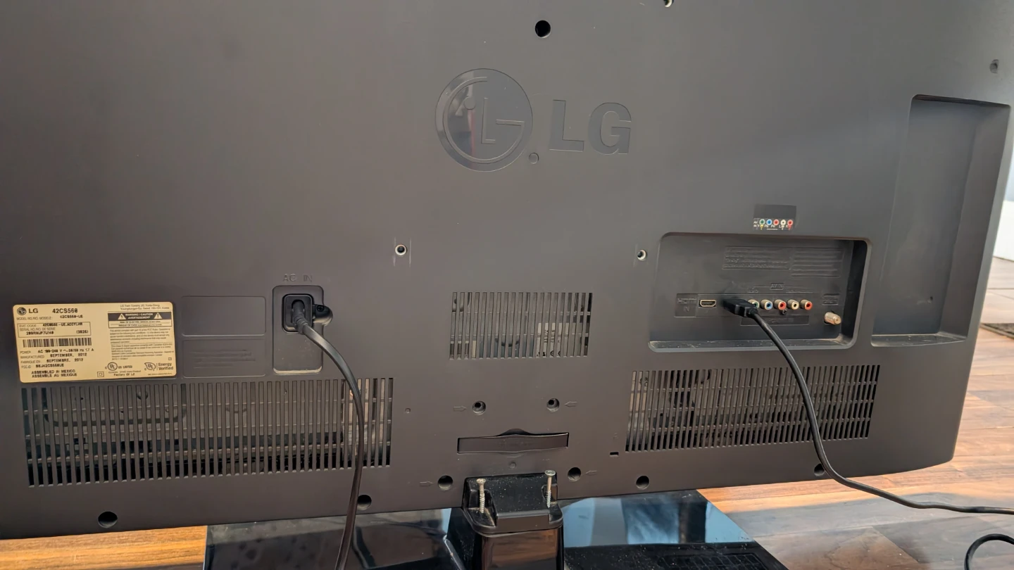 LG 42CS560 42" LCD TV - photo 3