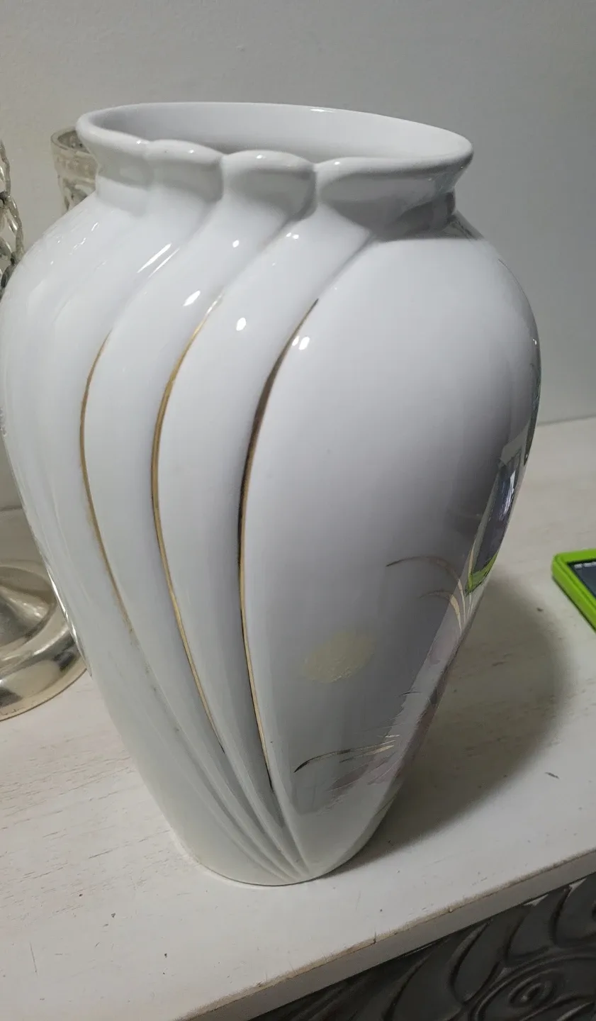 Floral White Vase image indicator(2)