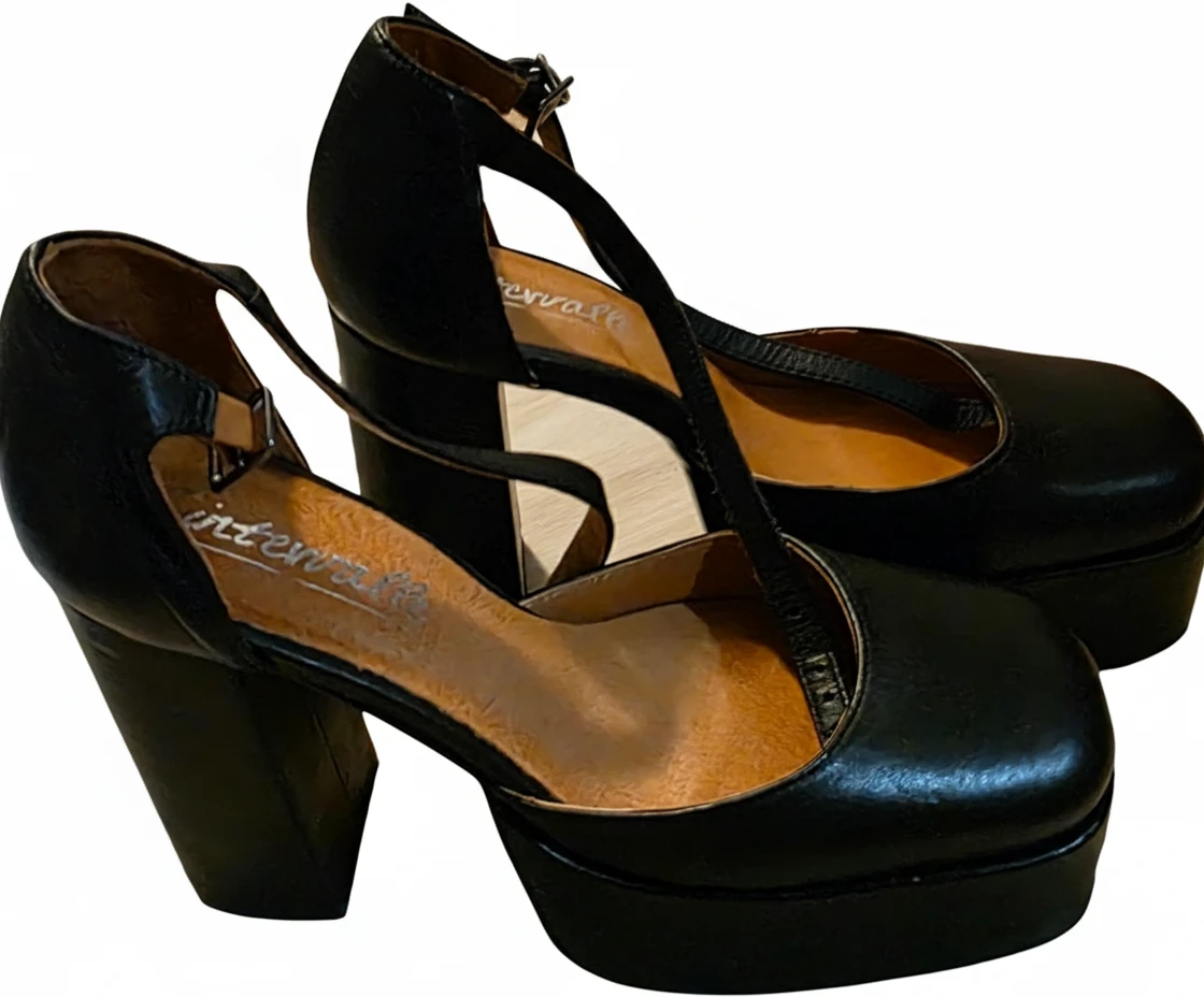 Intervalle Black Platform Heels. Made in Spain