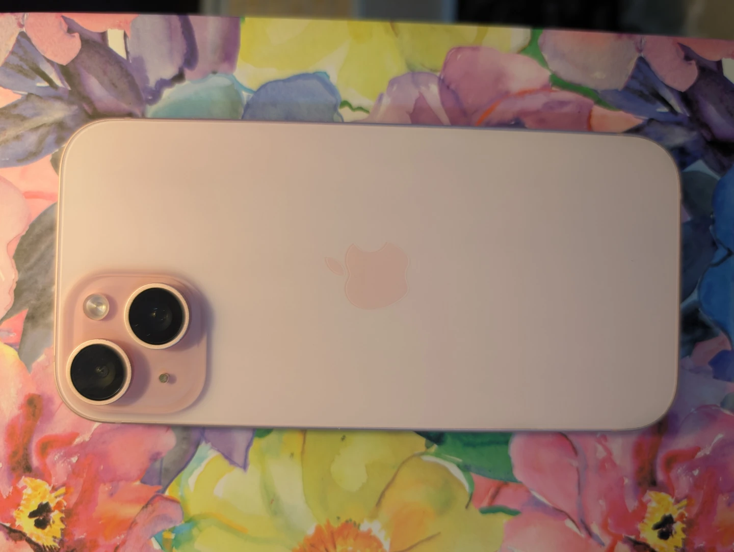 Pink iPhone 15 - photo 2