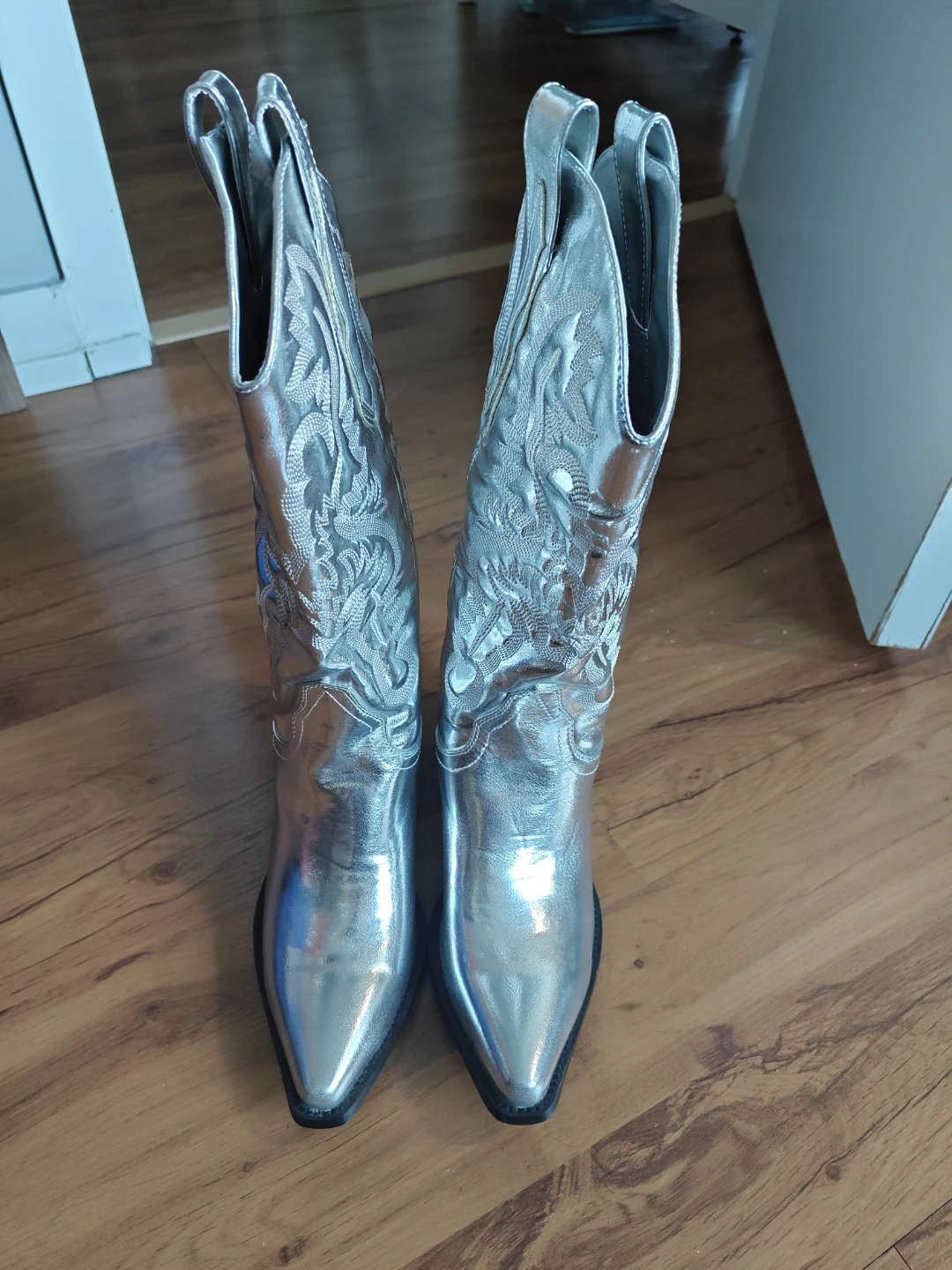 BRAND NEW Silver Cowboy Boots for women, size 8 - photo 3