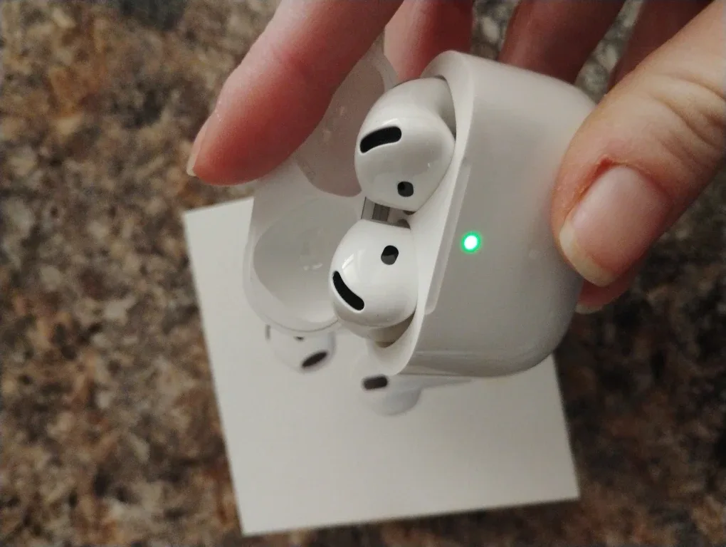 Apple Airpods 4; Noise Cancelling