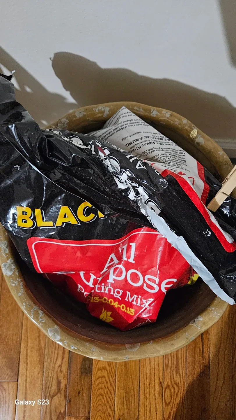 Flowerpot and free potting mix image indicator(2)