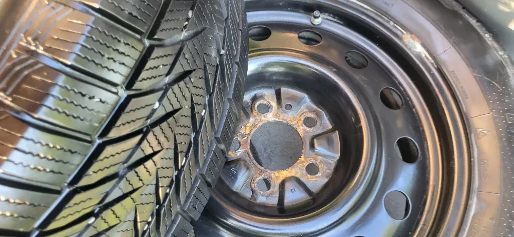 Two Vantara 215/60R17 Winter Tires on Rims image indicator(4)