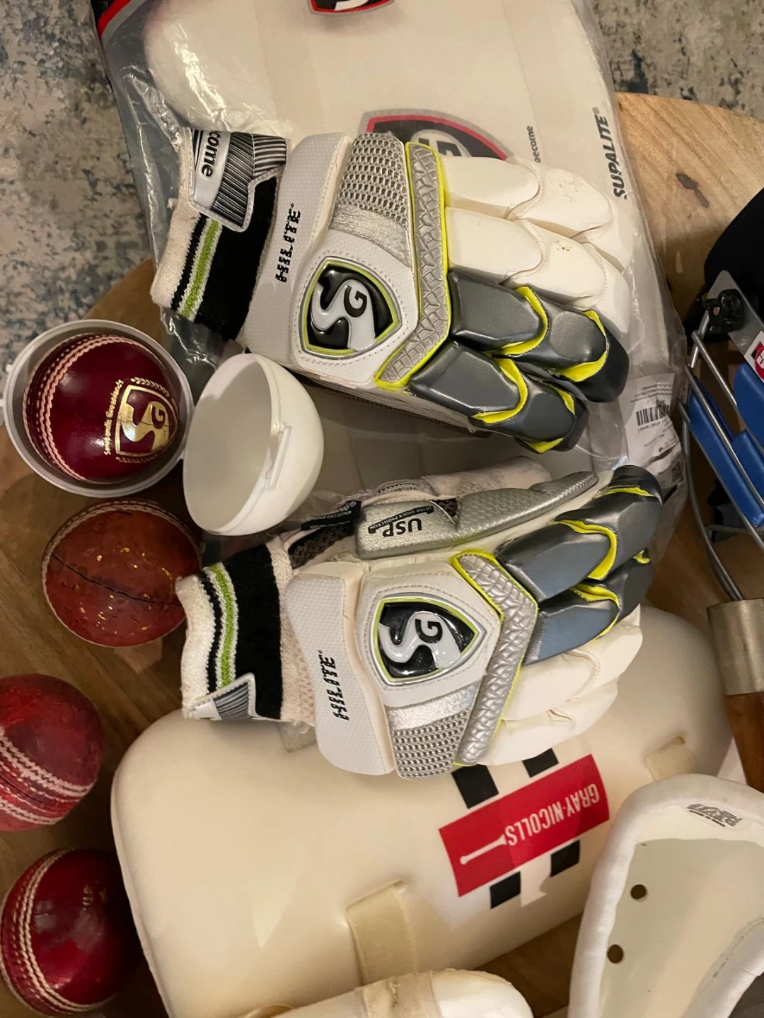 SG Cricket Kit - Gloves, Pads, Helmet & More! - photo 2