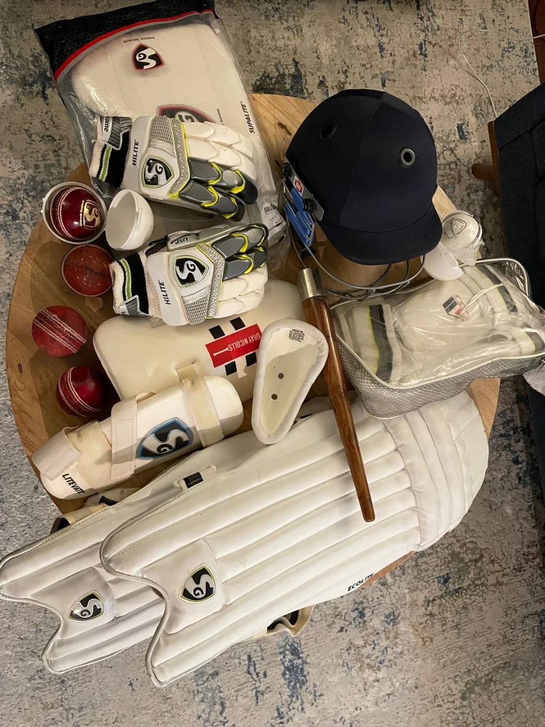 SG Cricket Kit - Gloves, Pads, Helmet & More! - photo 3