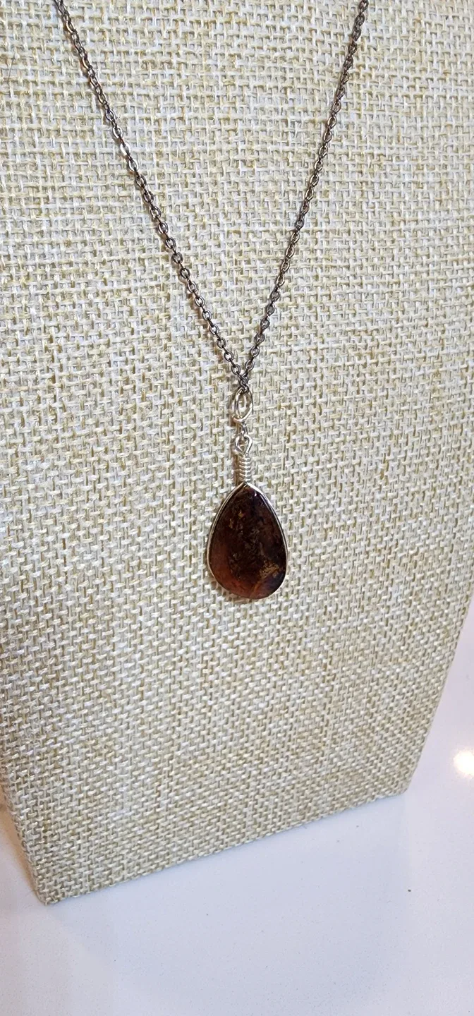 Amber Teardrop Pendant Necklace image indicator(4)