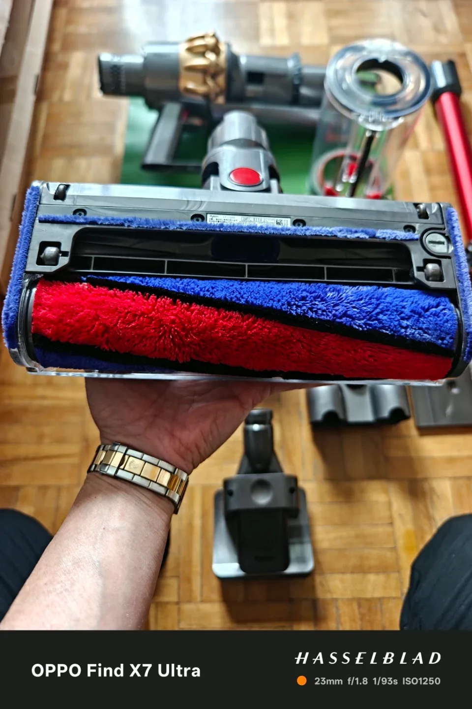 Dyson V11 limited edition color BRAND NEW , NEVER BEEN USED image indicator(4)