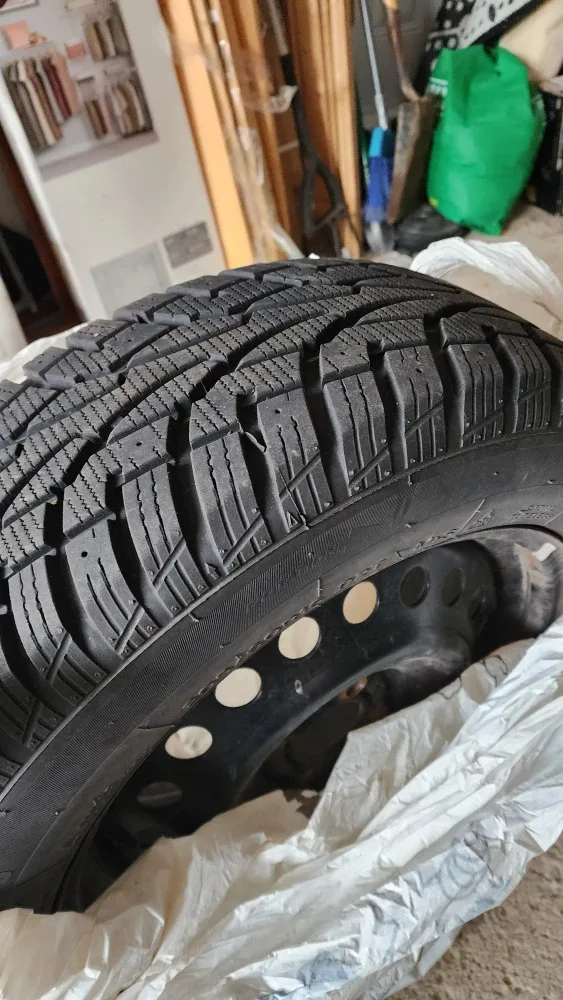 Set of 4 Winter Tires 205/60R16 image indicator(2)