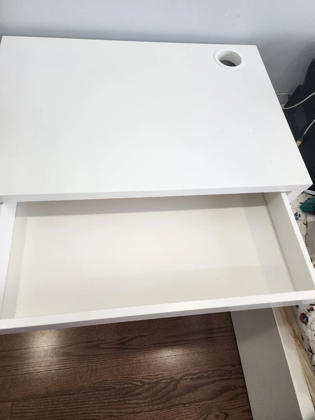 IKEA MICKE White Desk with chair , plz see the description image indicator(3)