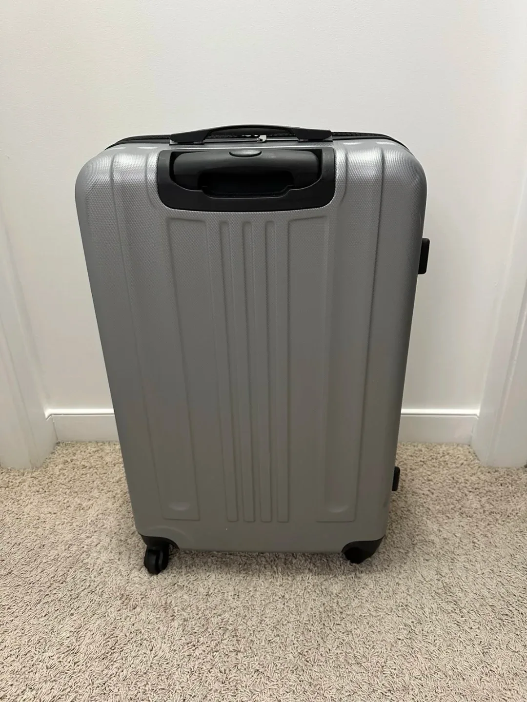 Silver Hard Shell Suitcase image indicator(2)