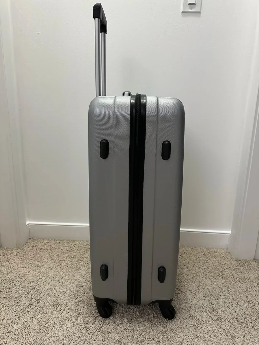 Silver Hard Shell Suitcase image indicator(3)